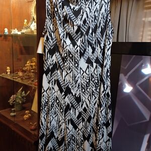 Chic Black and White Geometric Maxi Dress